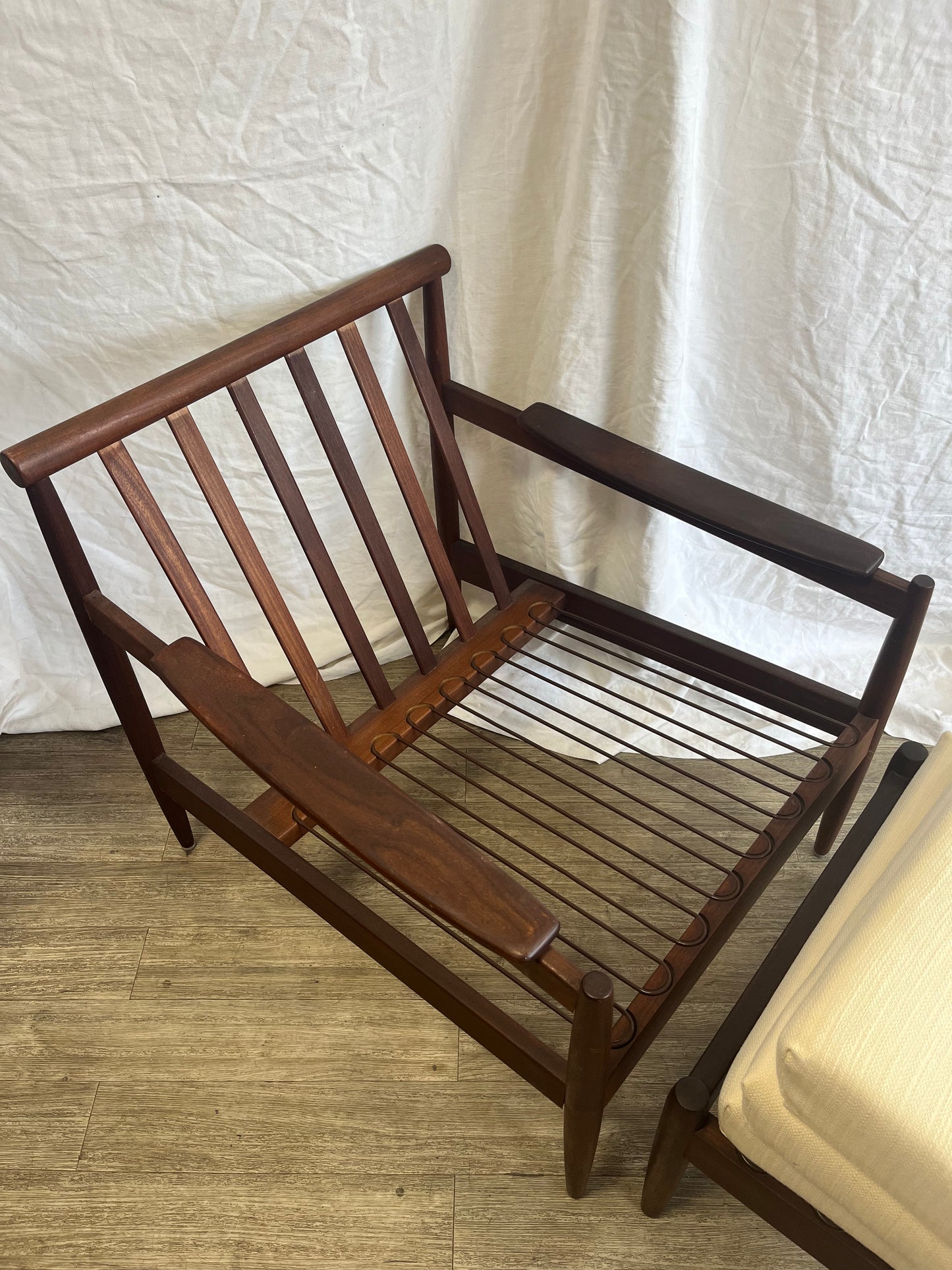 Fauteuil scandinave en teck massif avec ottoman 1960