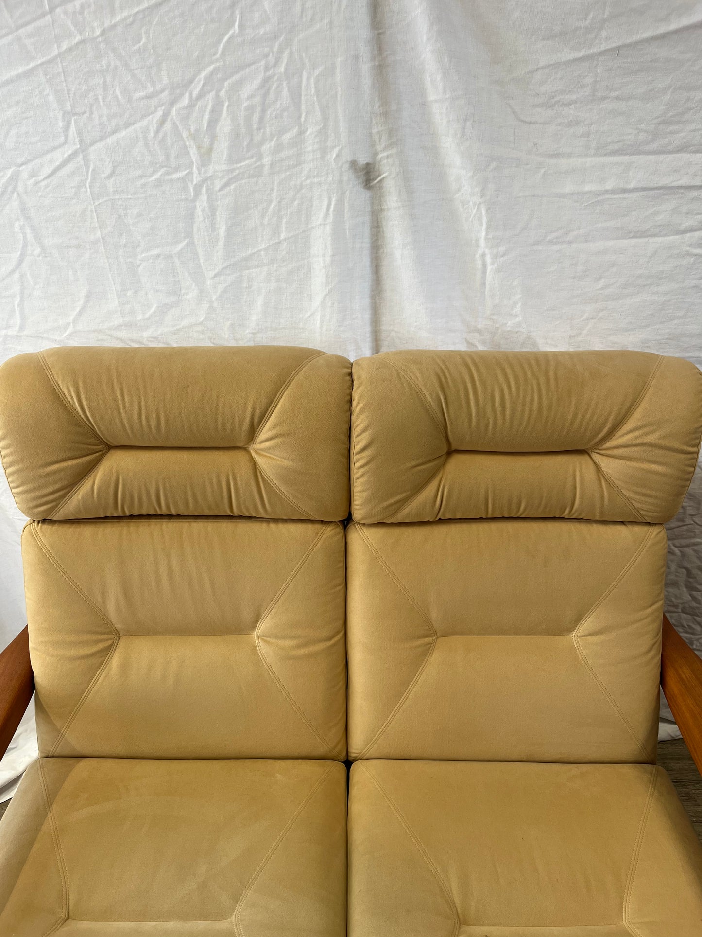 Banquette deux places scandinave en teck massif et daim 1970