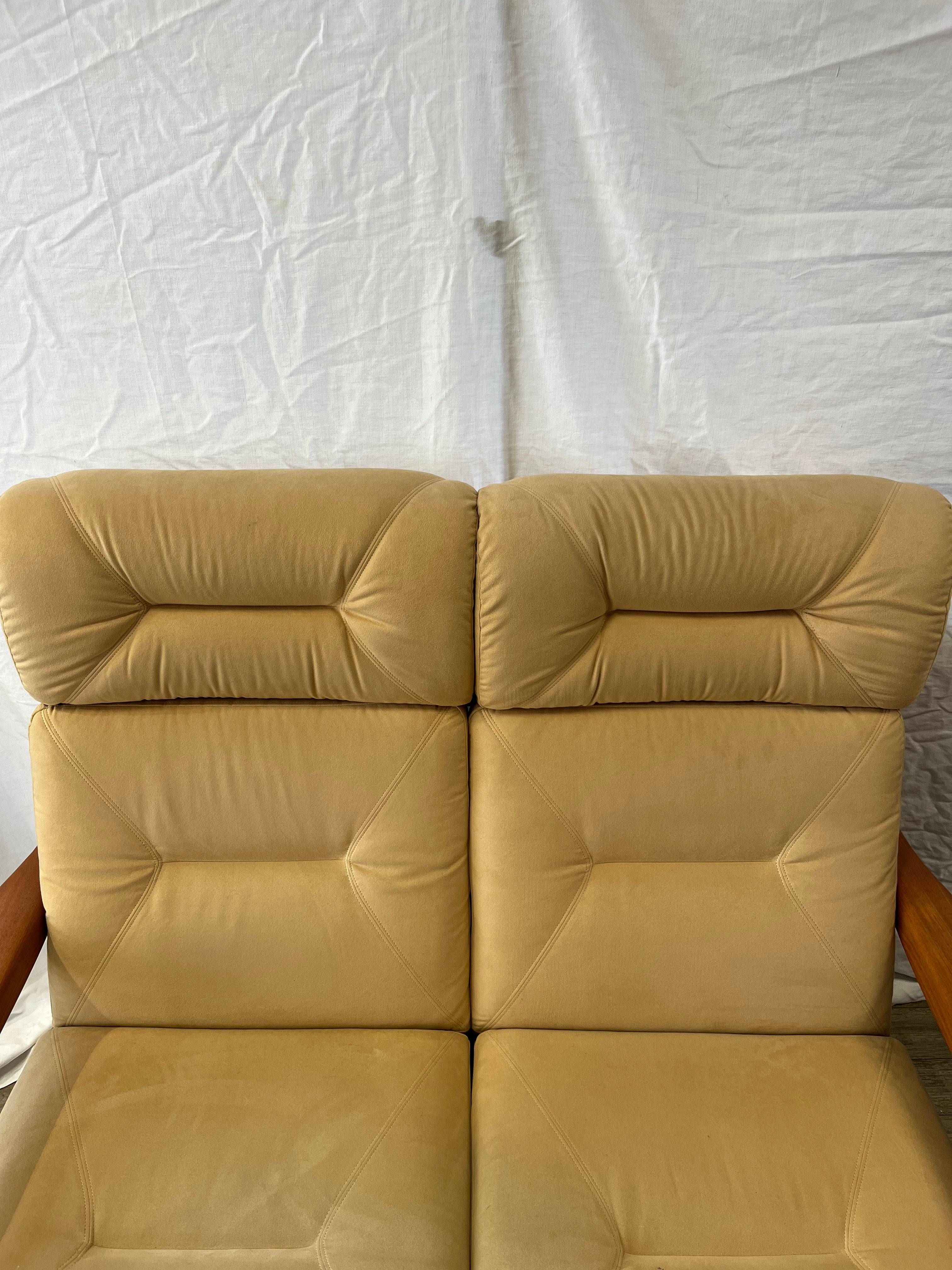Banquette deux places scandinave en teck massif et daim 1970