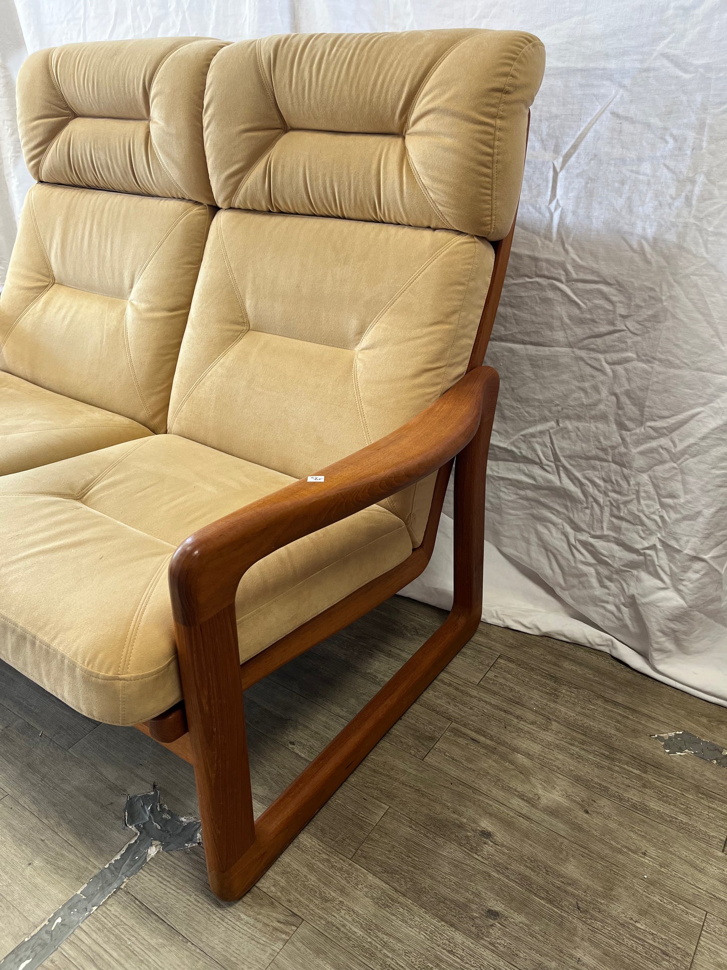 Banquette deux places scandinave en teck massif et daim 1970