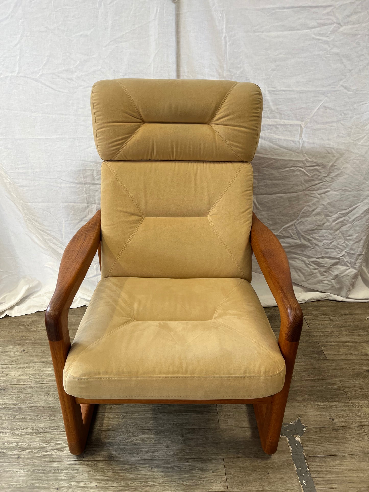 Fauteuil scandinave en teck massif et Daim 1970
