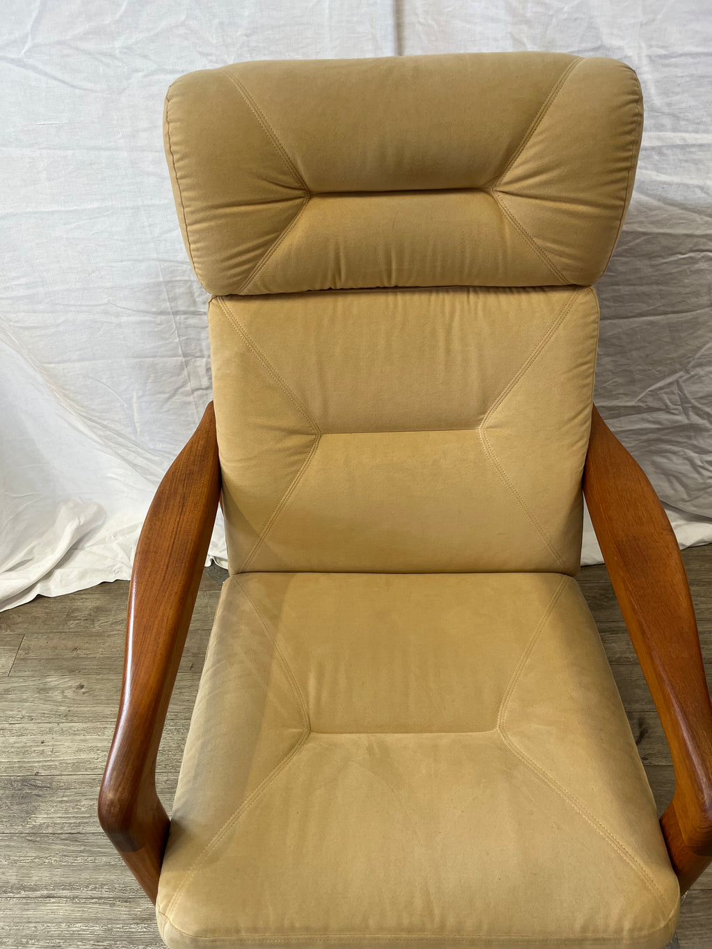 Fauteuil scandinave en teck massif et Daim 1970