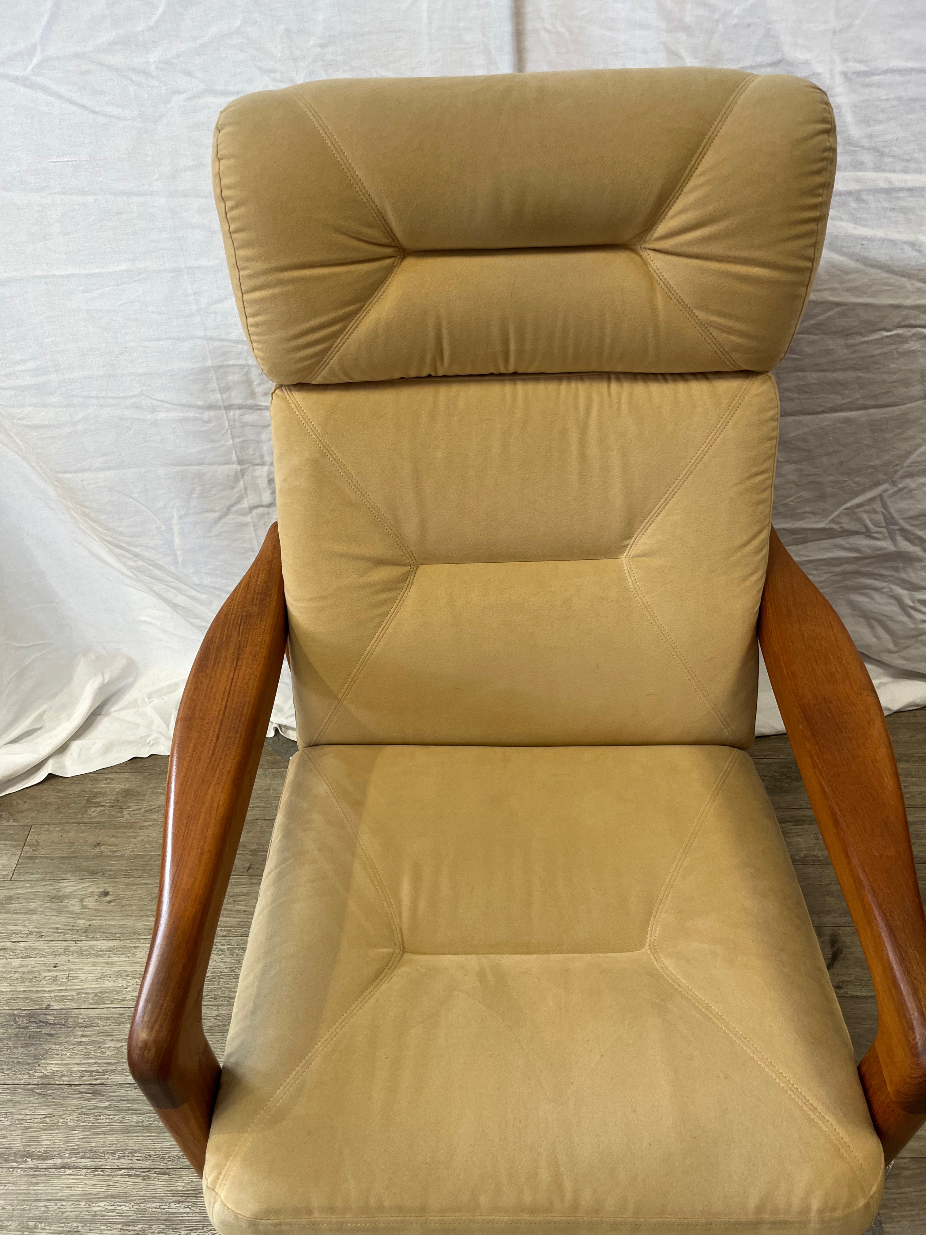 Fauteuil scandinave en teck massif et Daim 1970