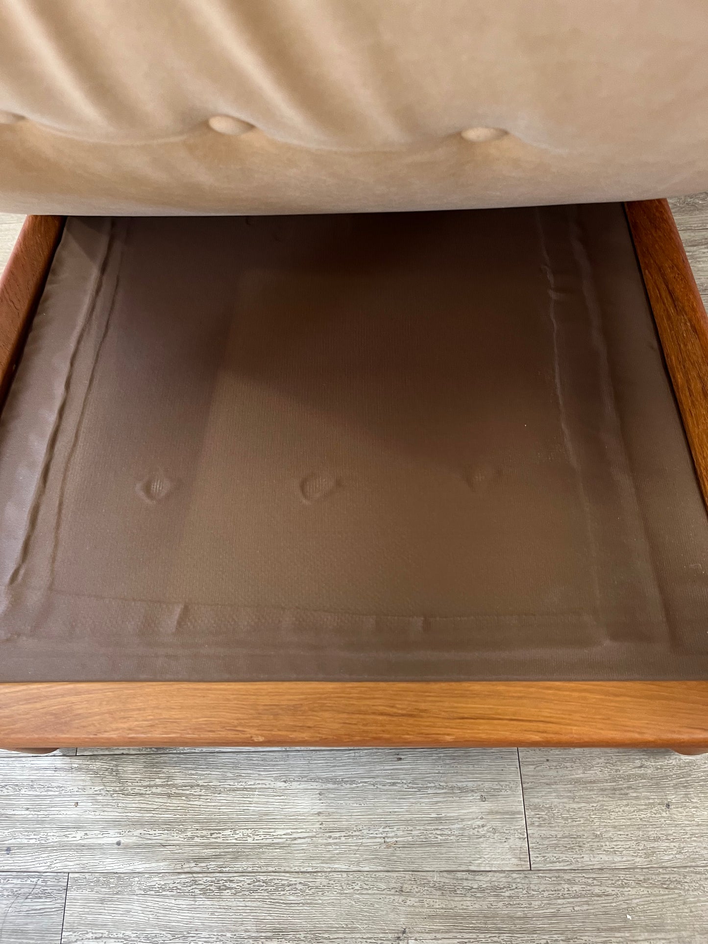 Fauteuil scandinave en teck massif et Daim 1970