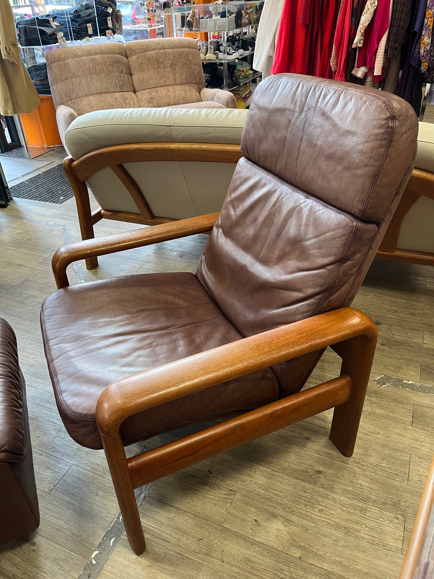 Fauteuil scandinave en teck massif et cuir 1970