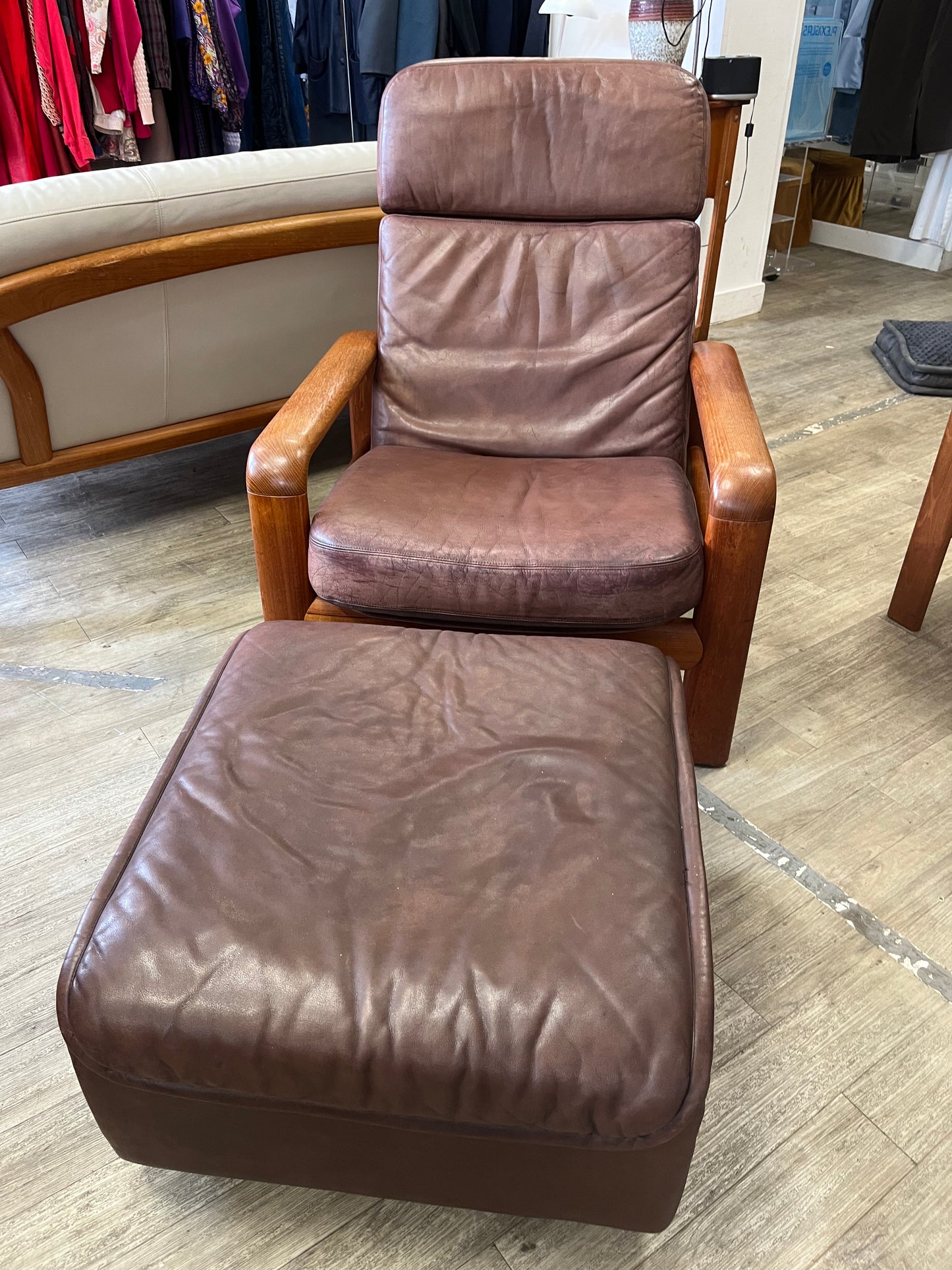 Fauteuil scandinave en teck massif et cuir 1970