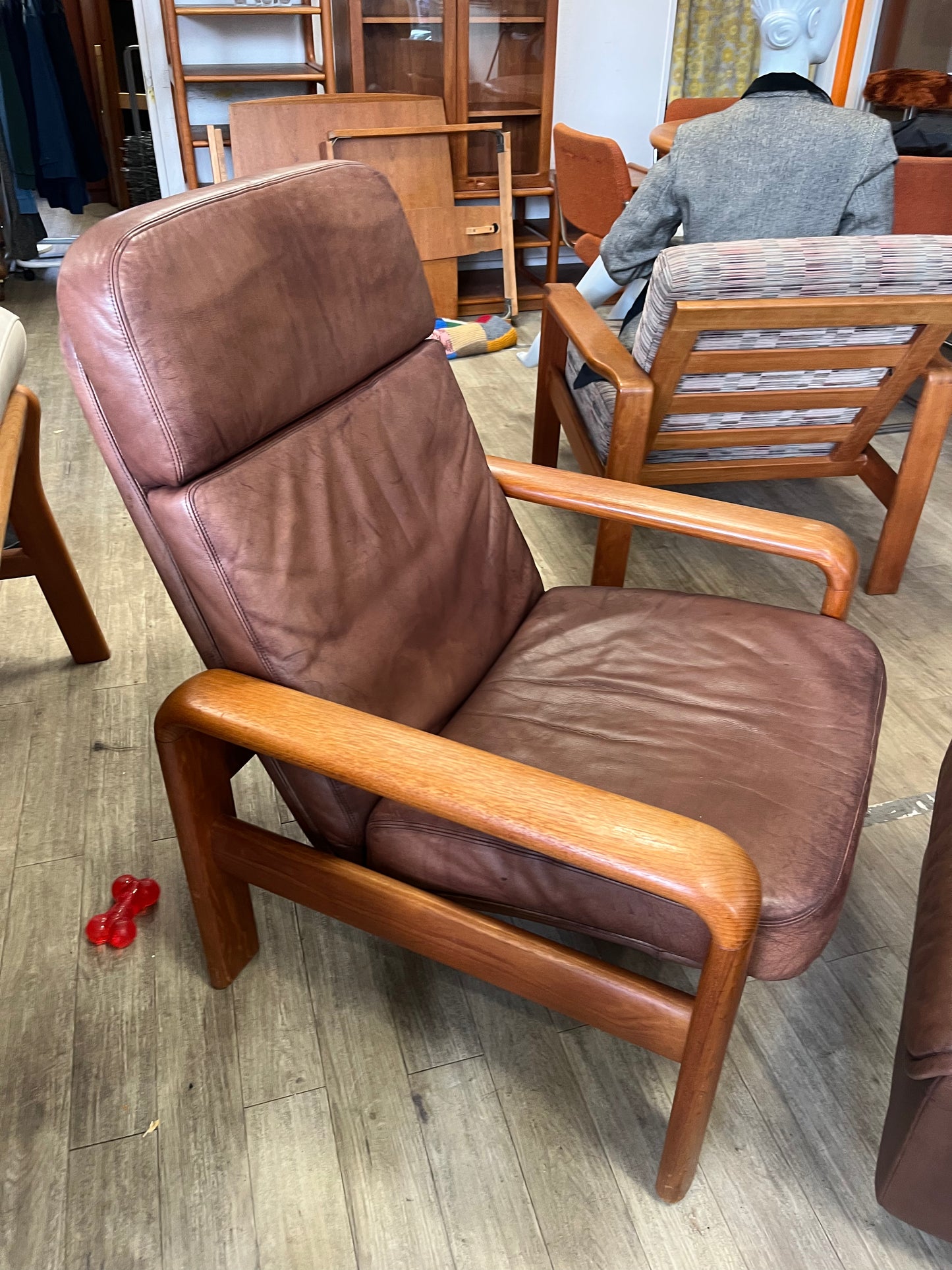 Fauteuil scandinave en teck massif et cuir 1970