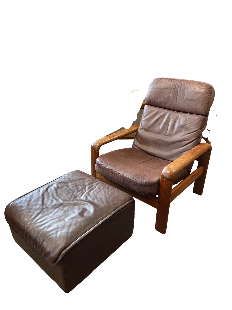 Fauteuil scandinave en teck massif et cuir 1970