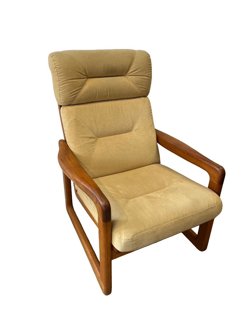 Fauteuil scandinave en teck massif et Daim 1970