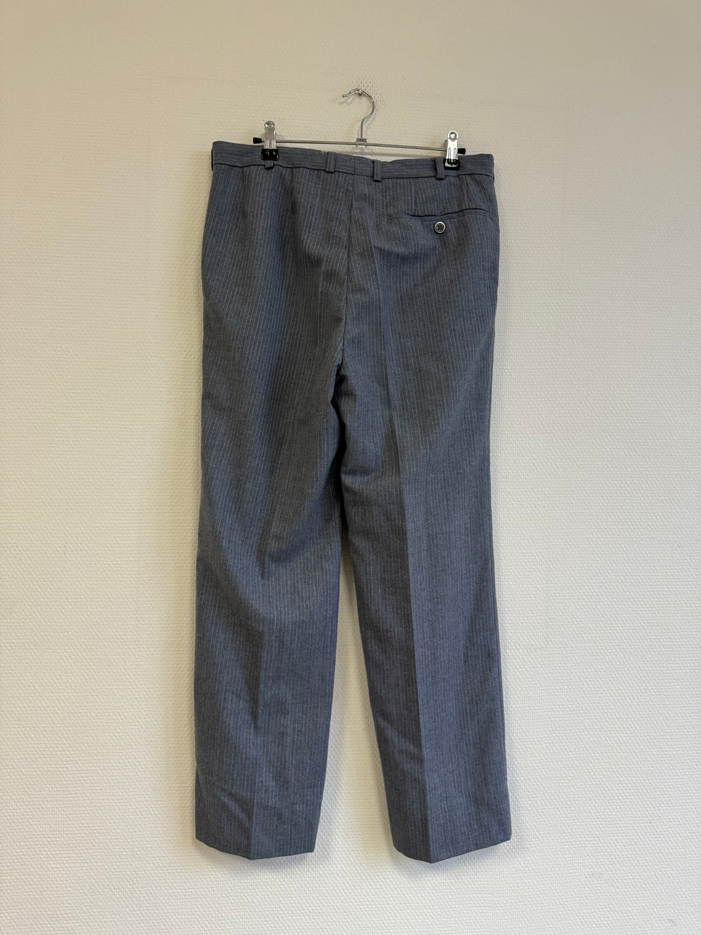 Pantalon gris à rayure