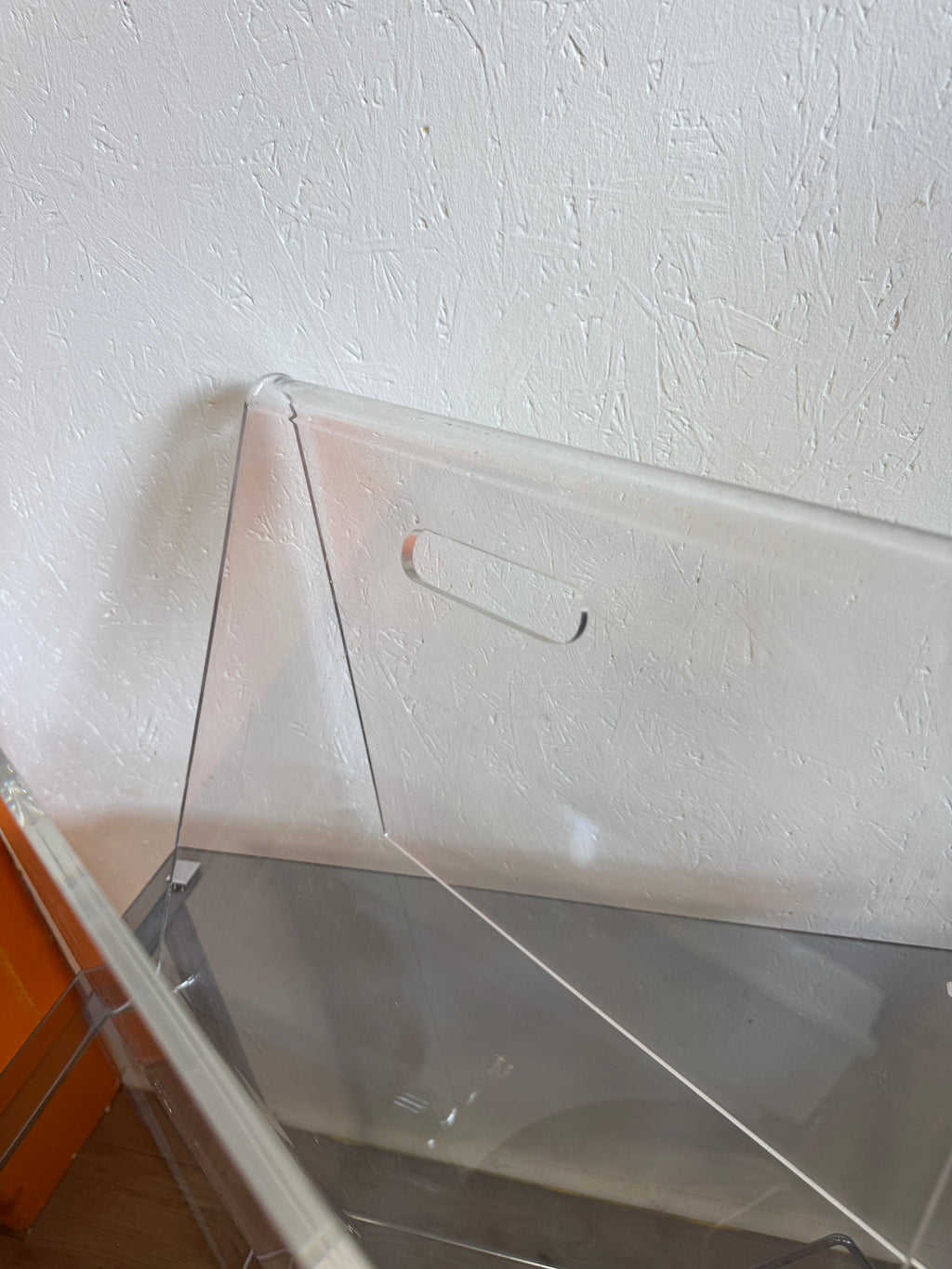 Porte revue en plexiglas