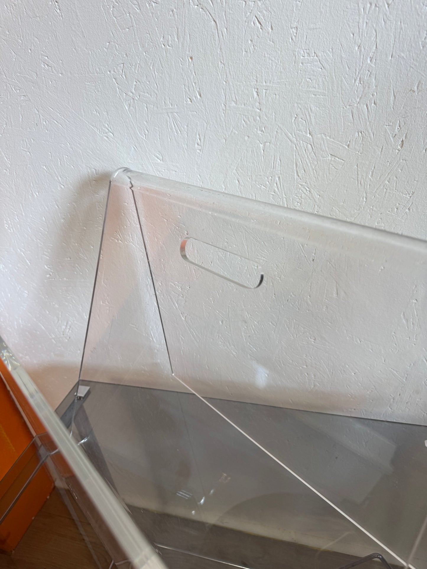 Porte revue en plexiglas