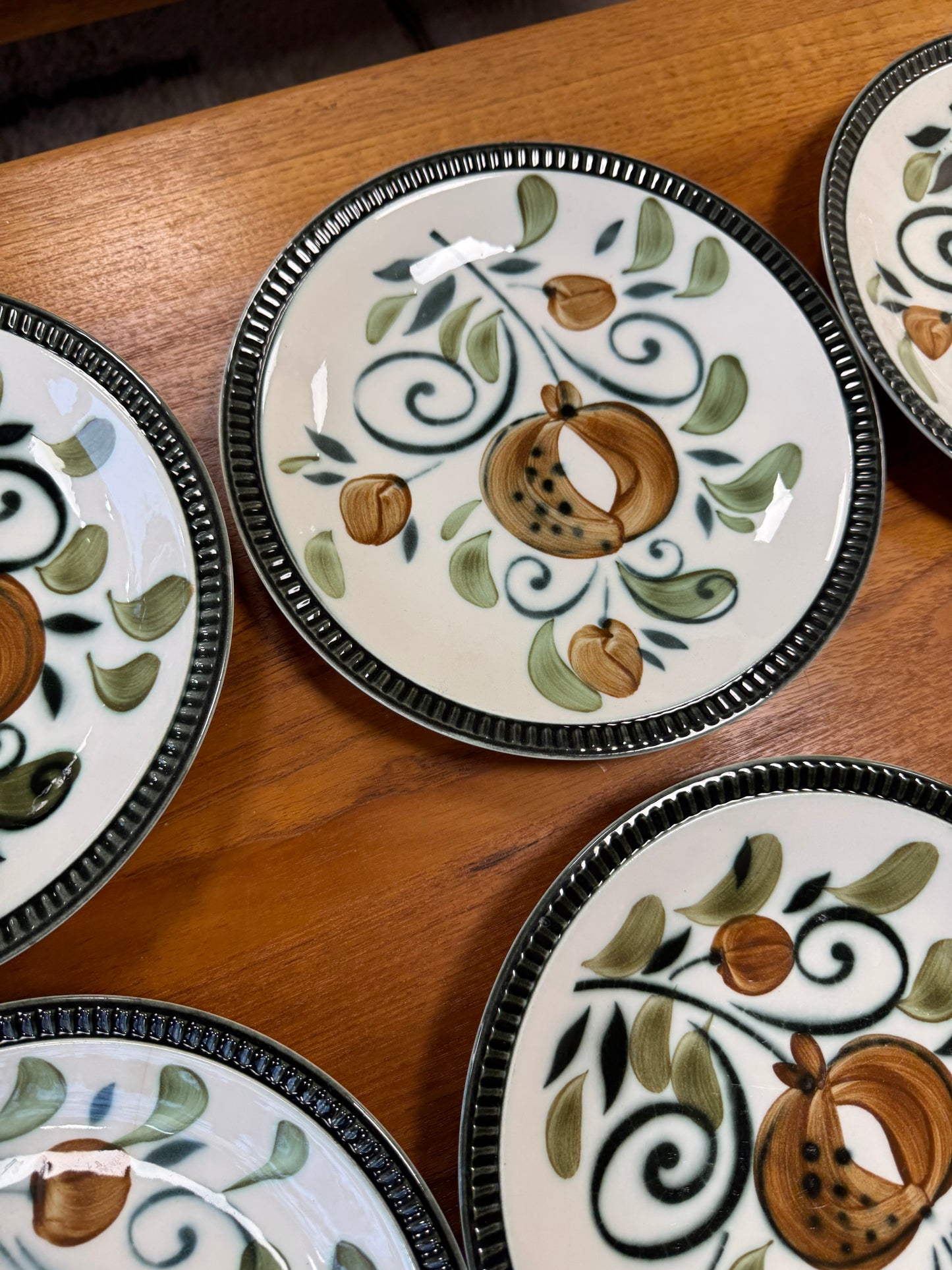 Assiettes à motifs Boch La Louvière