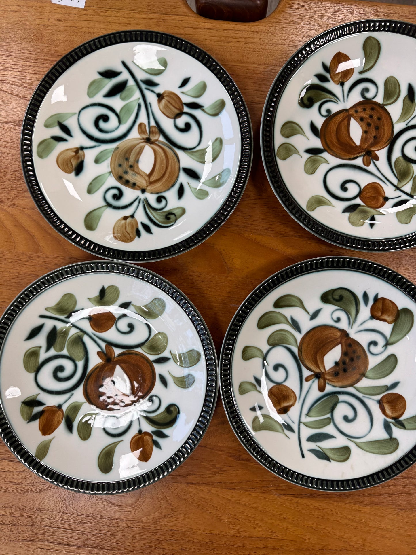 Assiettes à motifs Boch La Louvière