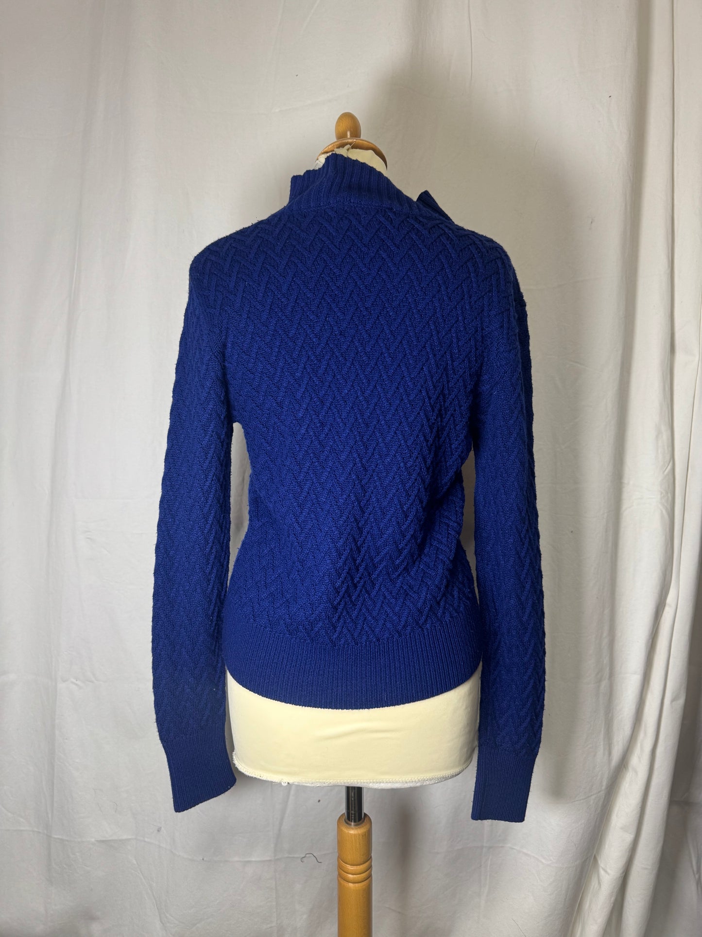 Pull bleu électrique