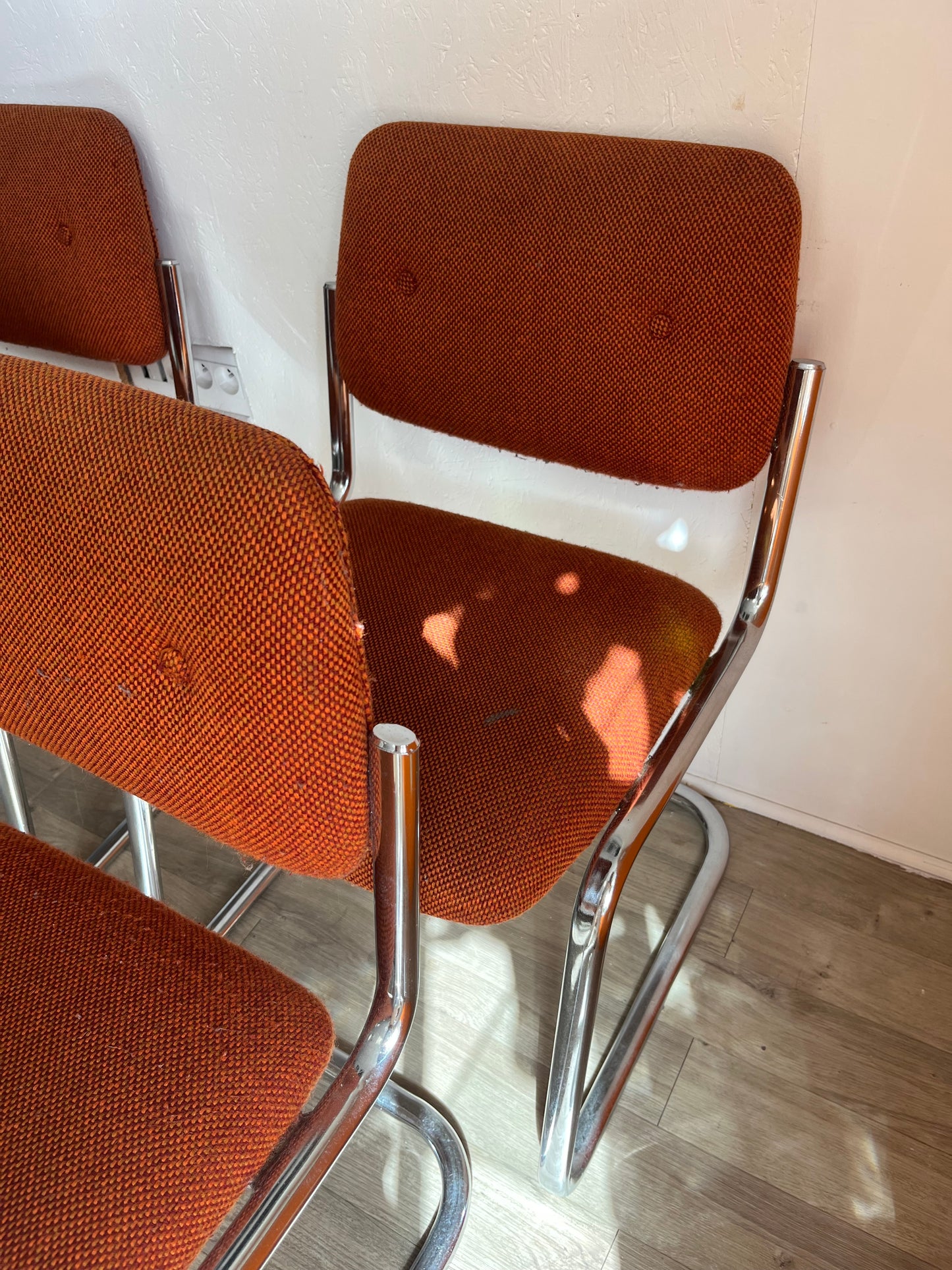 Chaises tubulaires orange 70s