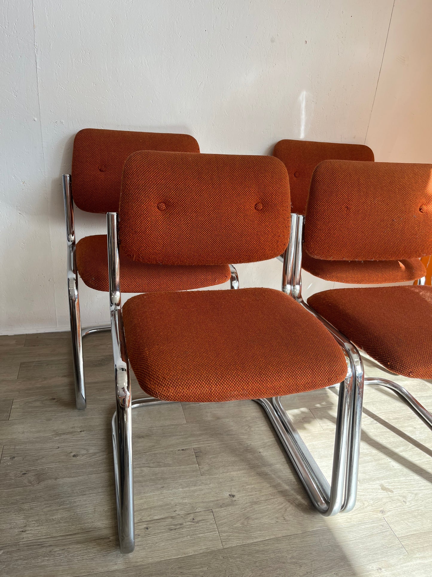 Chaises tubulaires orange 70s