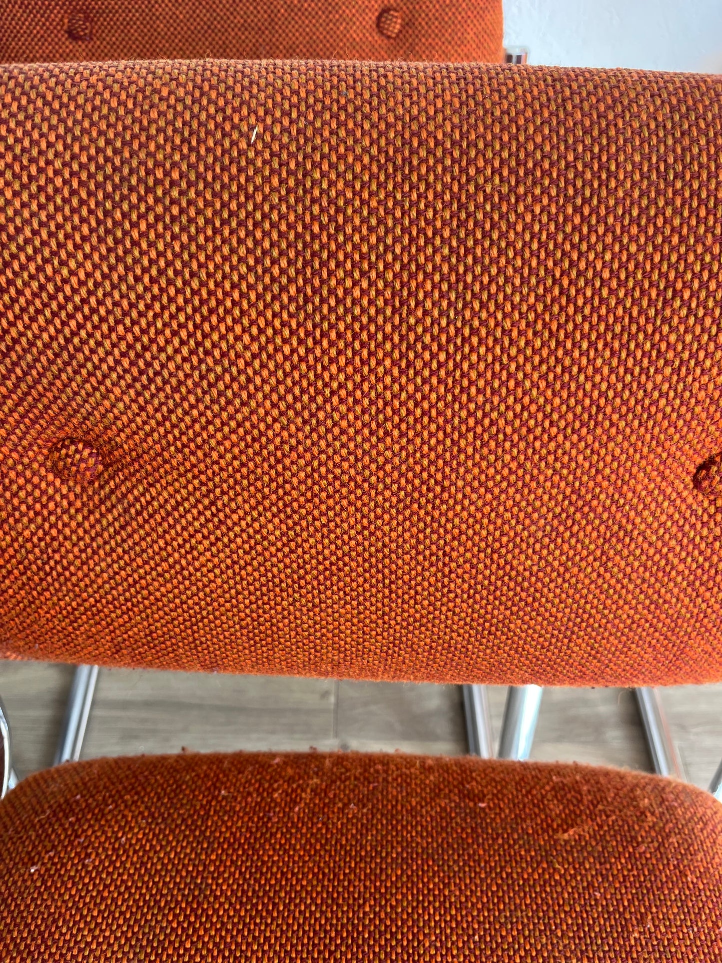 Chaises tubulaires orange 70s