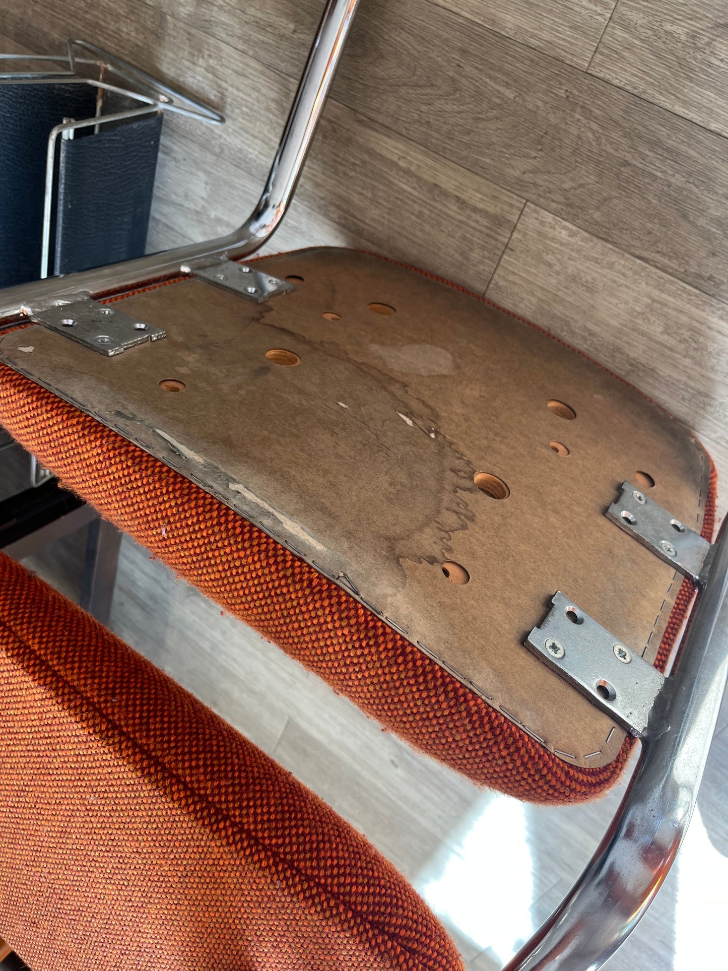 Chaises tubulaires orange 70s