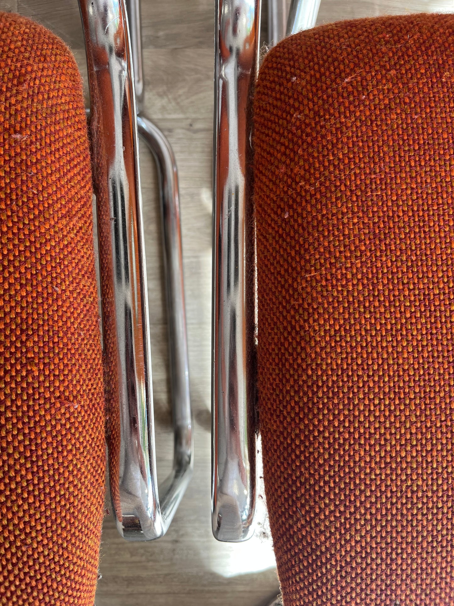 Chaises tubulaires orange 70s