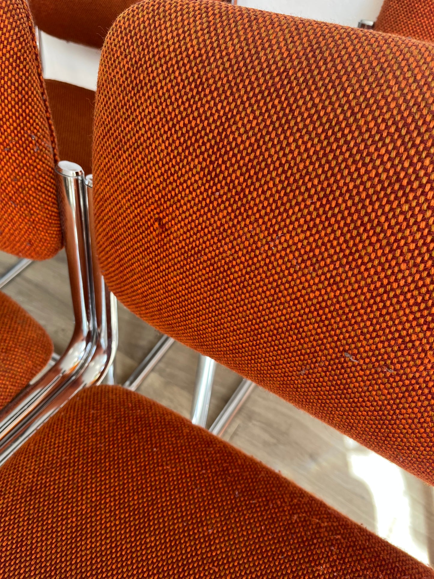 Chaises tubulaires orange 70s