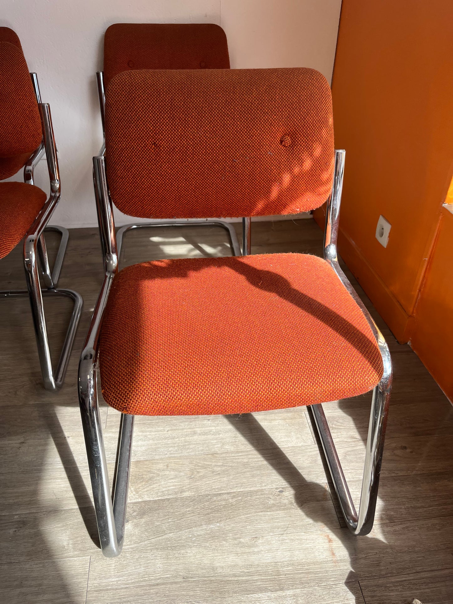 Chaises tubulaires orange 70s