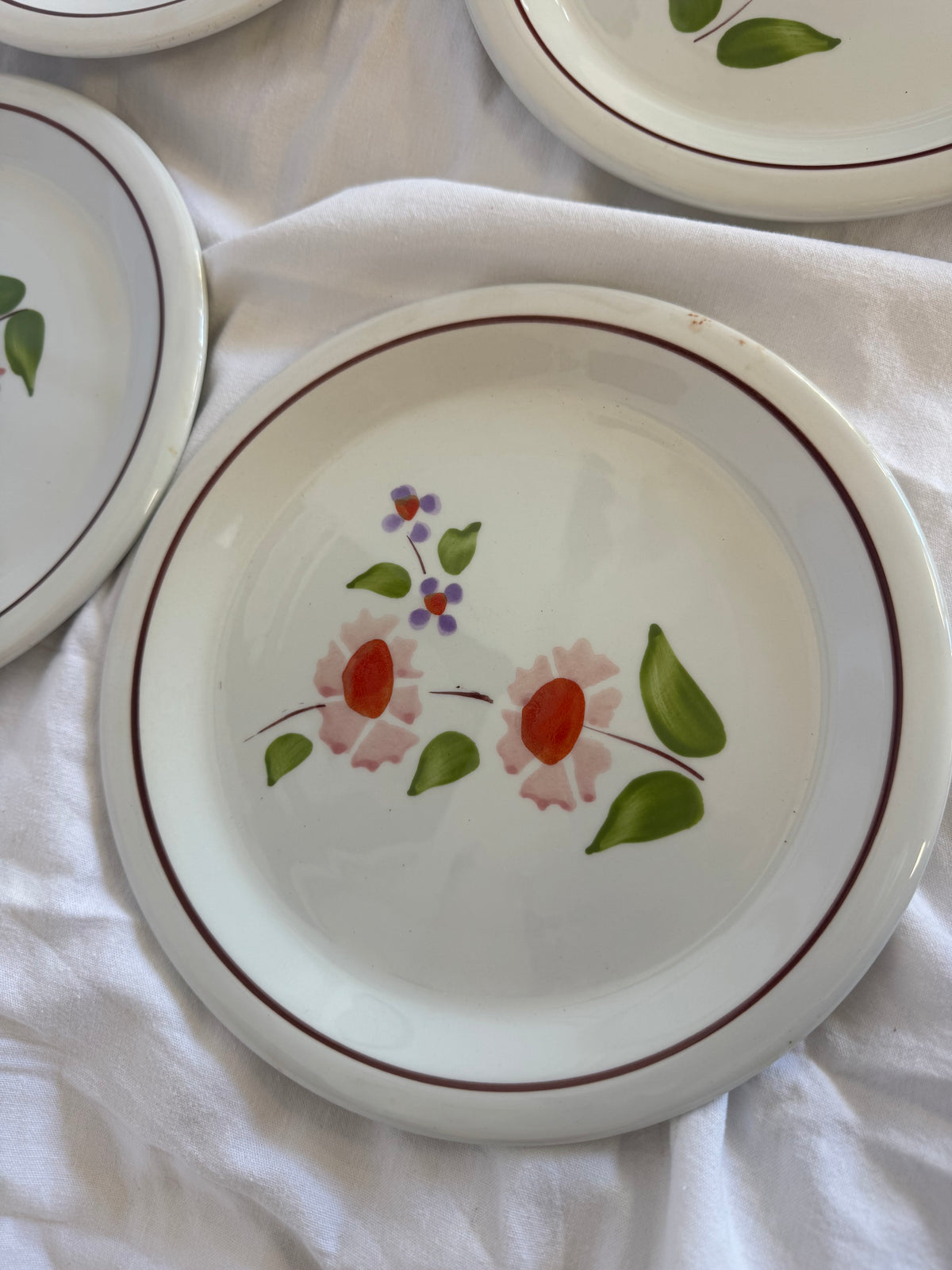 Assiettes plates à fleurs