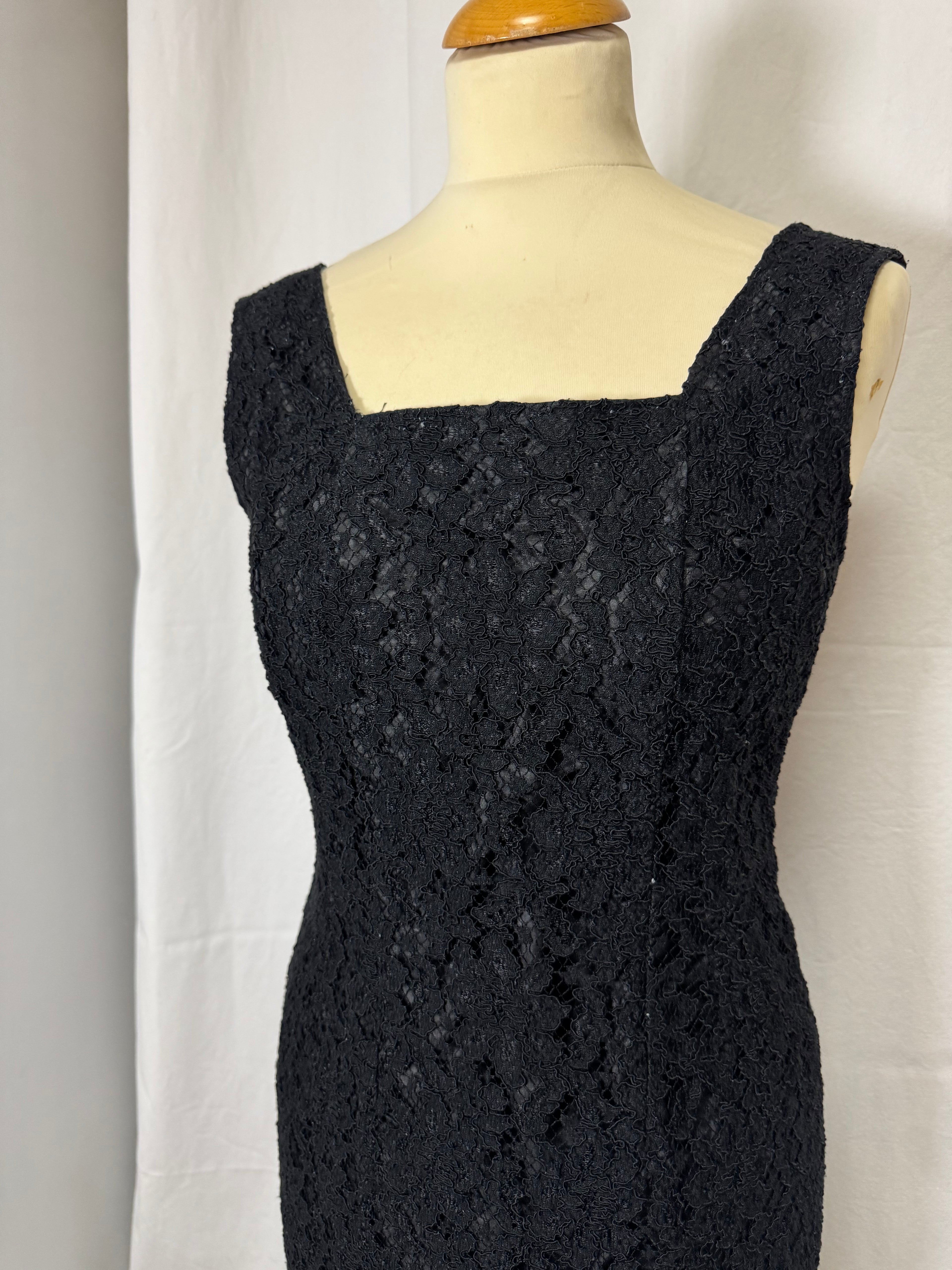 Robe courte en dentelle