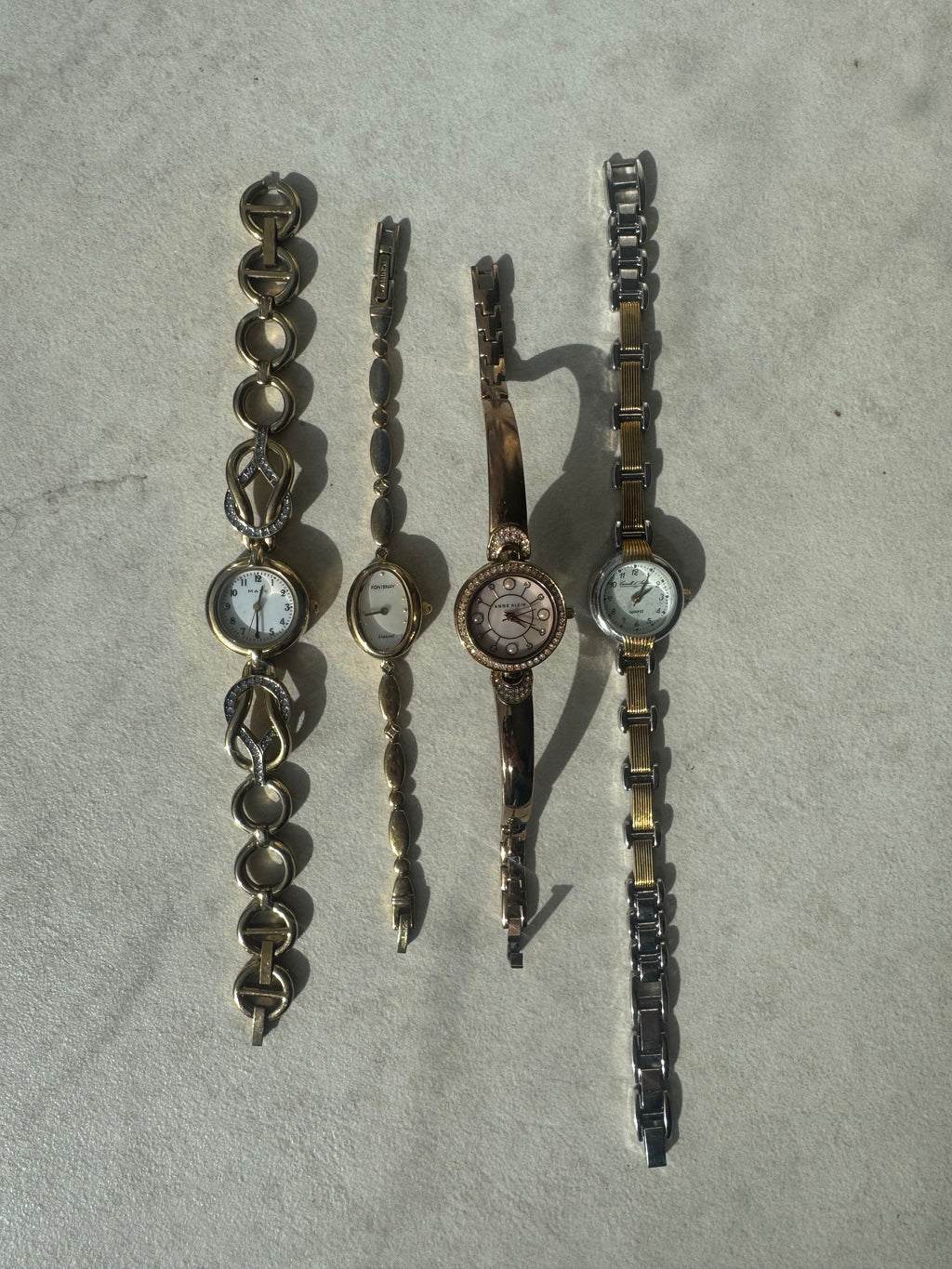 Montres en métal doré