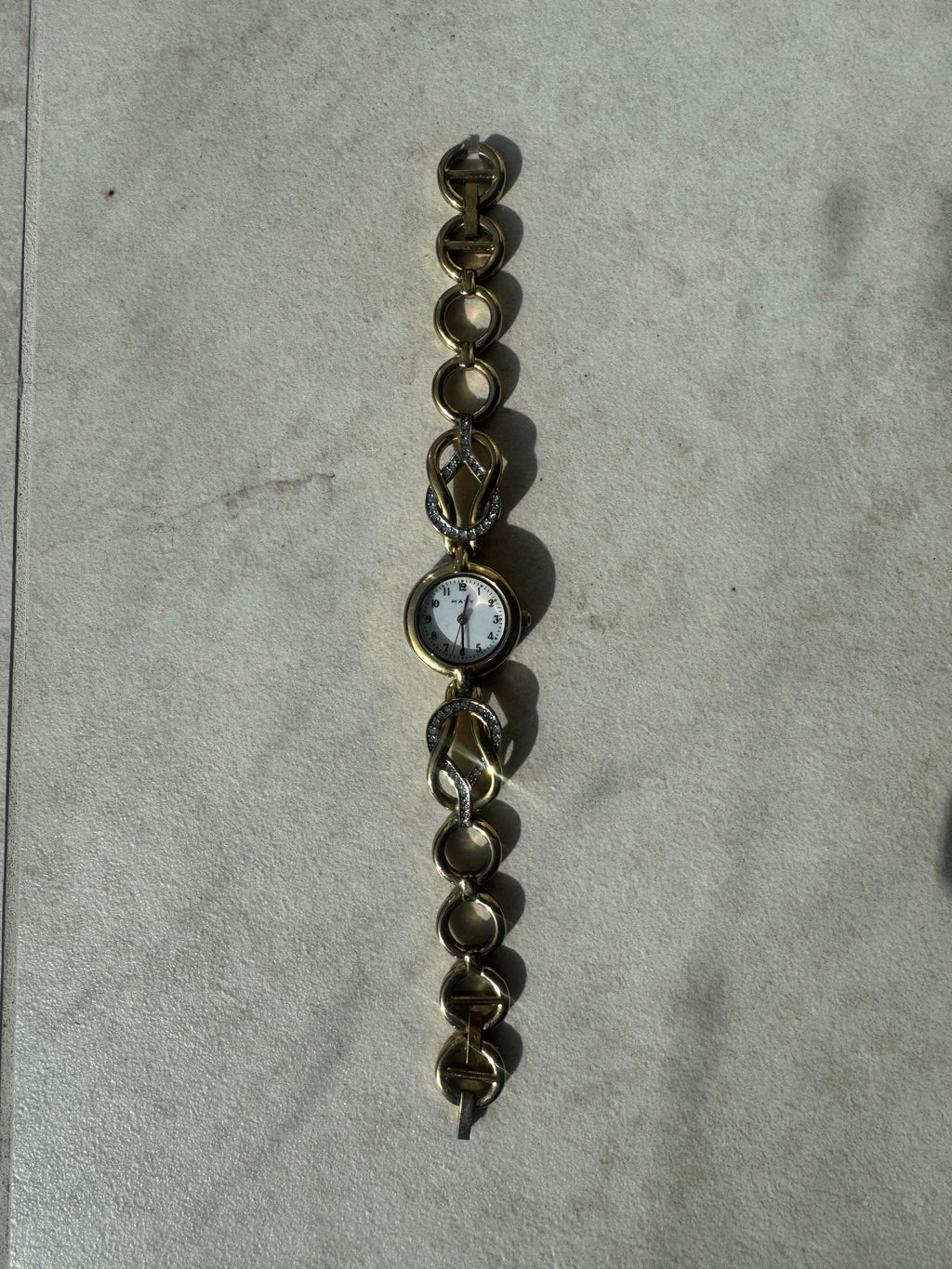 Montres en métal doré