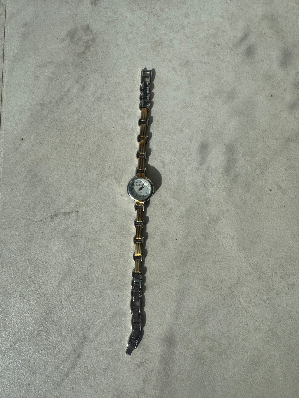 Montres en métal doré
