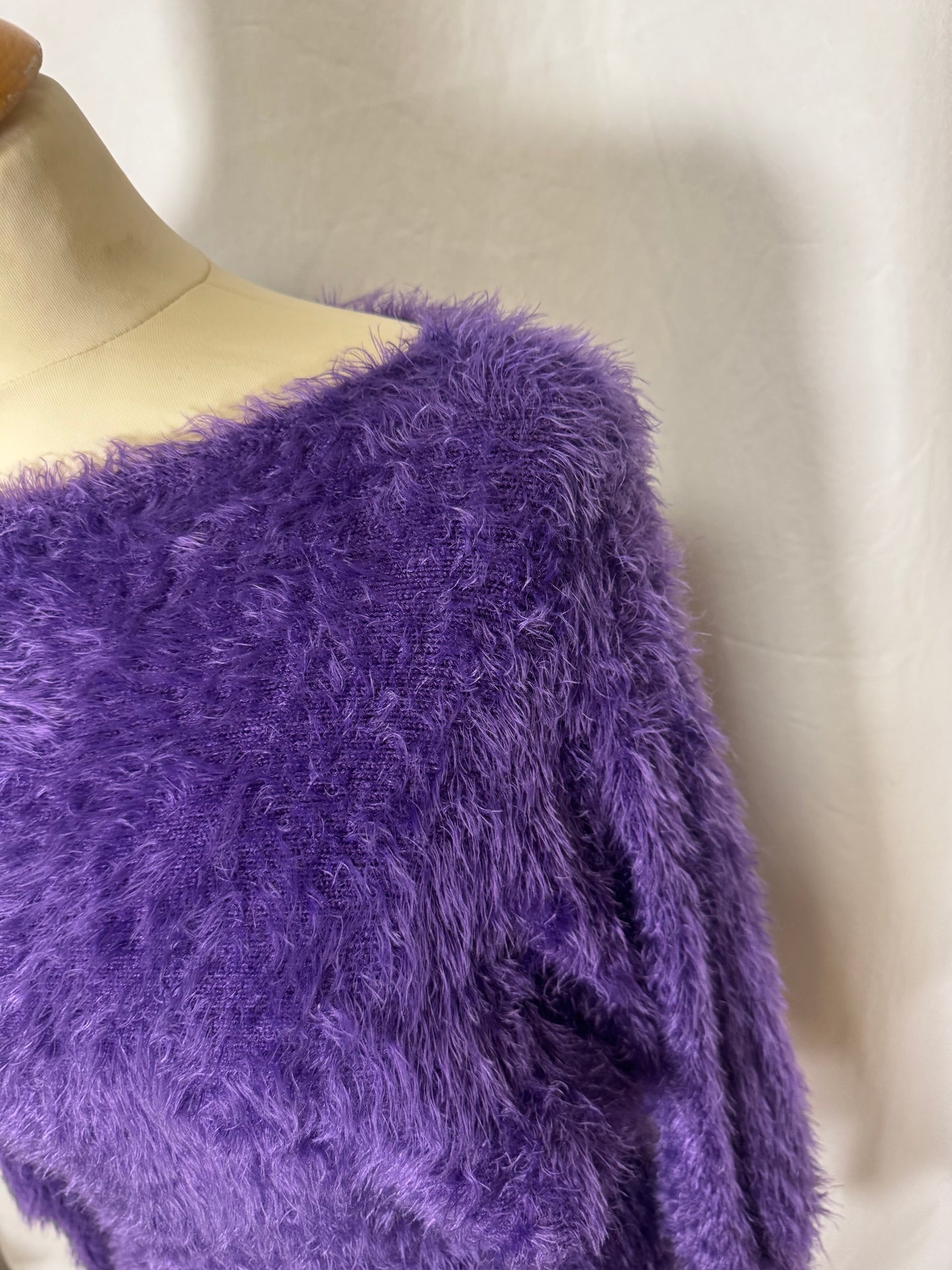 Pull violet à poils