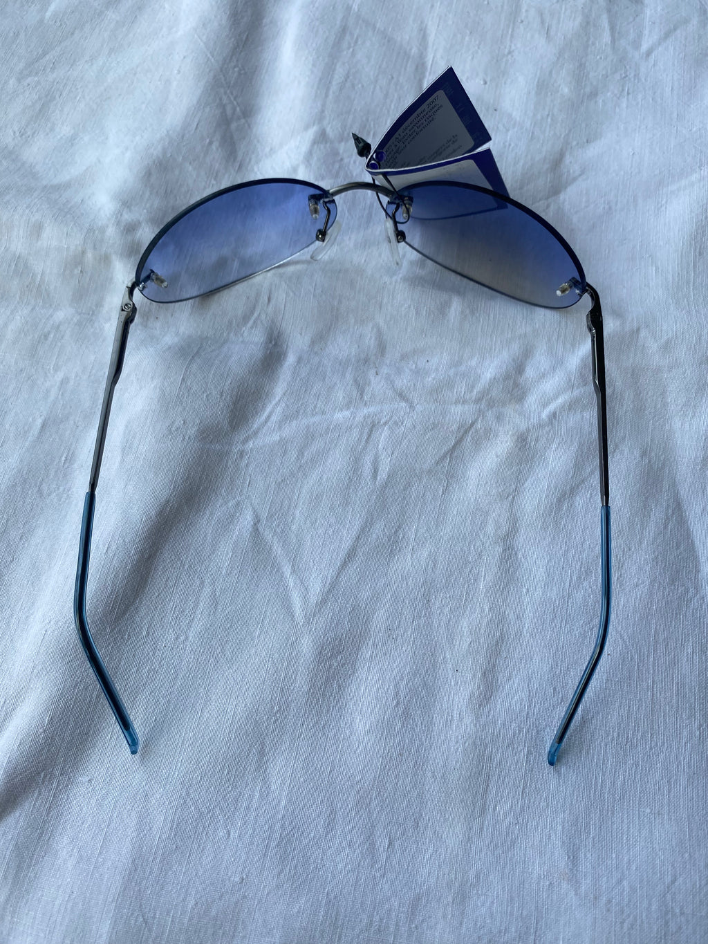 Lunette de soleil bleu