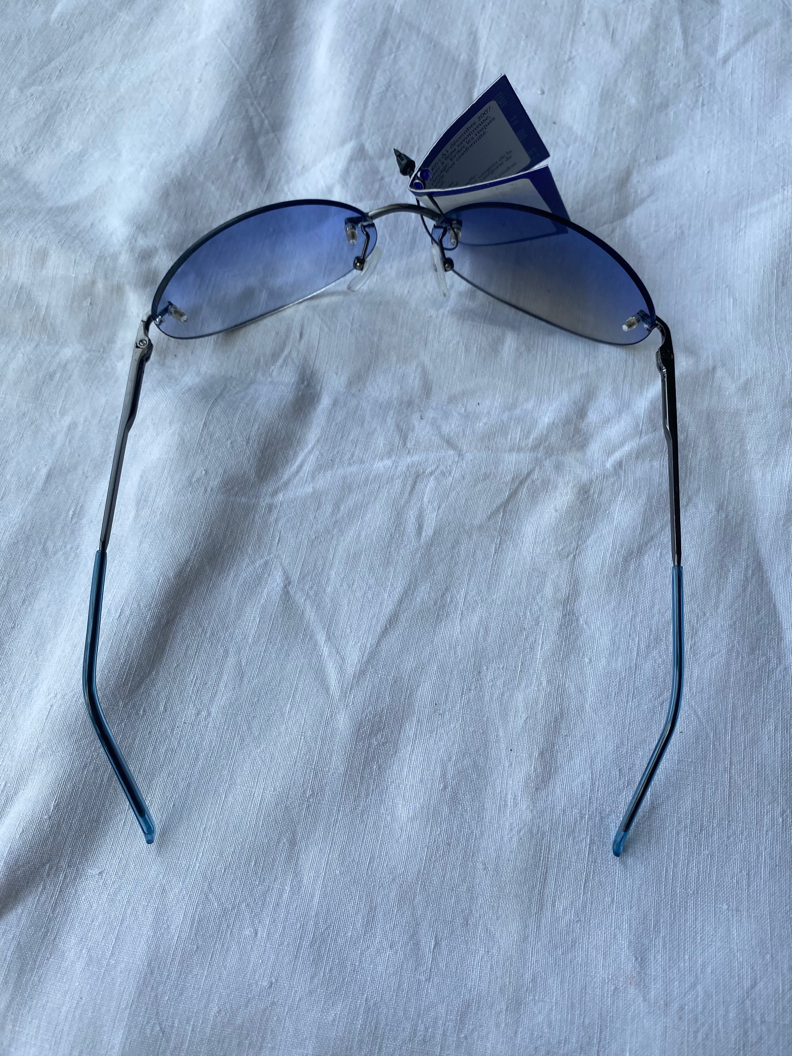 Lunette de soleil bleu