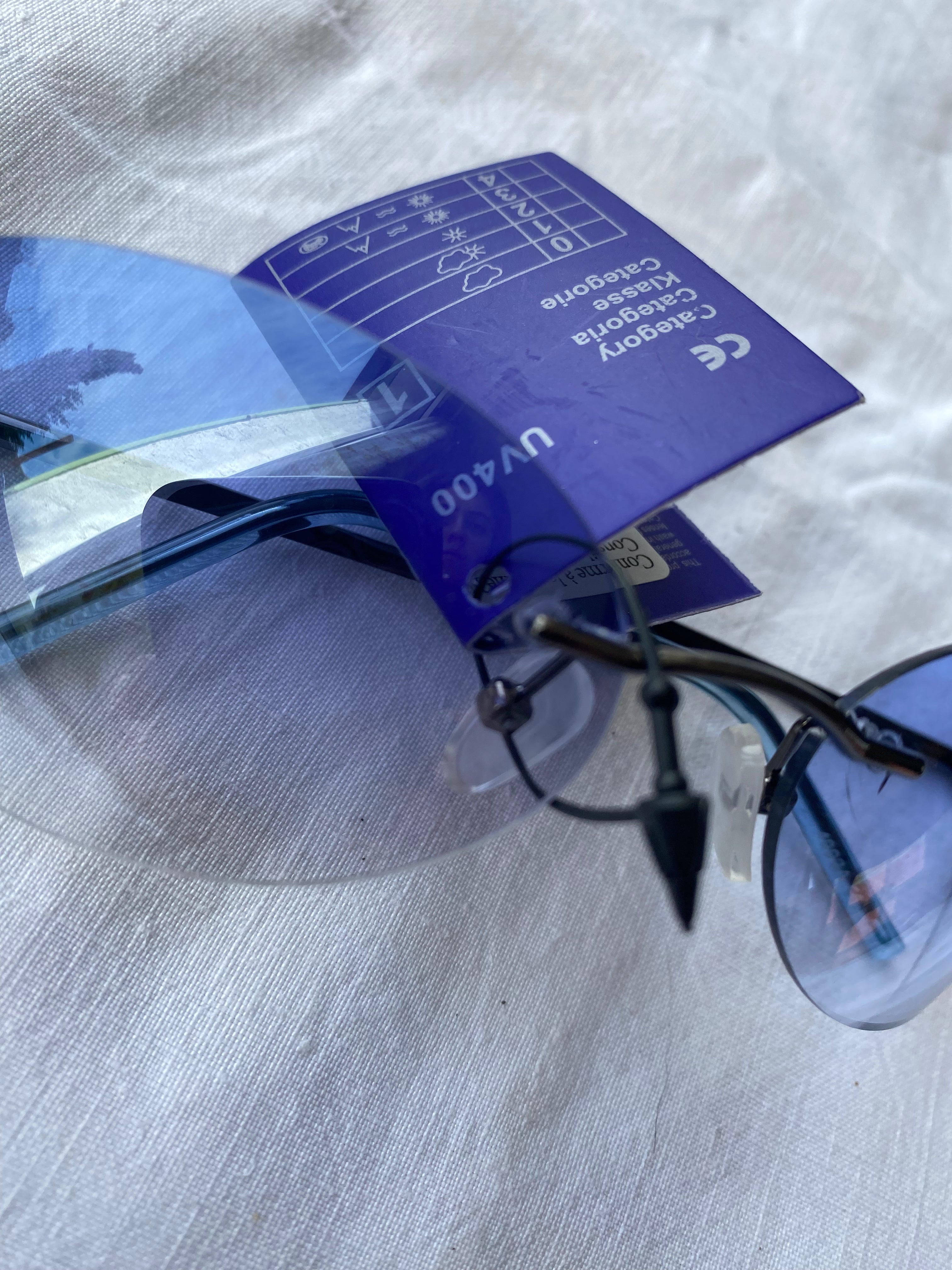 Lunette de soleil bleu